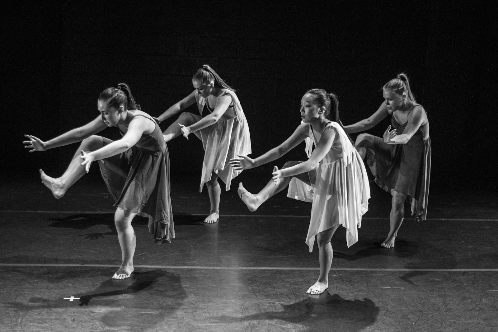Danseuse contemporaine sur scène sous lumière latérale